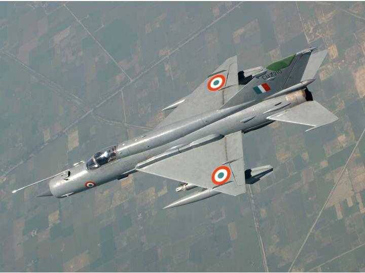 India, Srinagar: A Mig-21 (Bison) fighter aircraft of the IAF crashed
